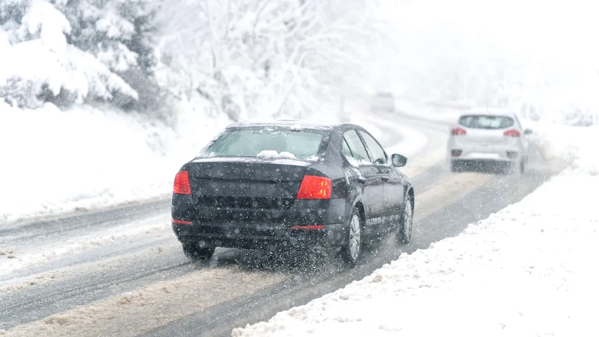 Drumurile pe care se circulă în condiții de iarnă. Traficul blocat în Olt din cauza viscolului. Drumarii intervin și pe Drumul Expres Craiova-Pitești