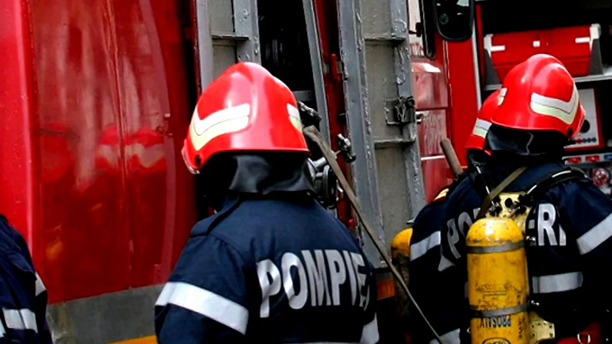 Explozie urmată de incendiu într-un bloc din Onești. Doi tineri, grav răniți