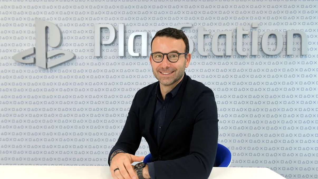 INTERVIU EXCLUSIV cu Raffaele Zeppieri - Mesajul directorului de marketing al PlayStation pentru gamerii români. Ce surprize te așteaptă în 2026, de la jocuri noi la strategii pliate pe cerințele publicului