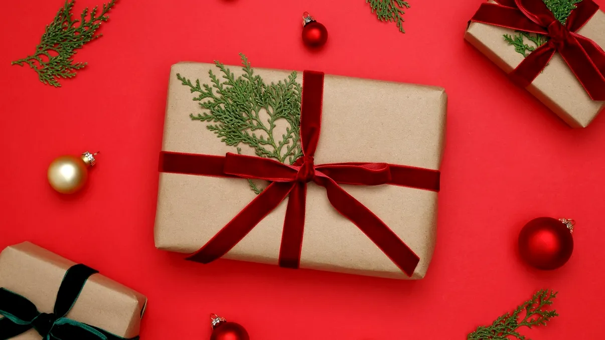 Idei de cadouri pentru Crăciun de 50, 100 și 200 de lei: opțiuni inspirate pentru orice buget și orice vârstă