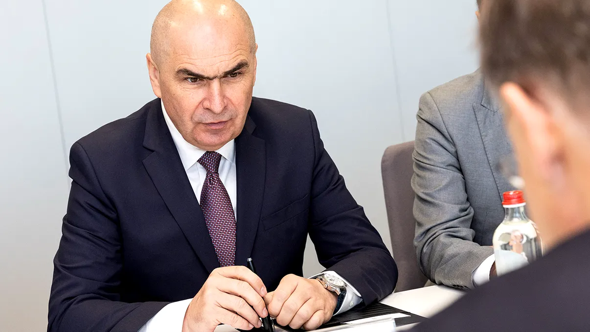 Bolojan, anunț pentru românii care lucrează la stat. Tăierile de cheltuieli pot aduce și restructurări de posturi