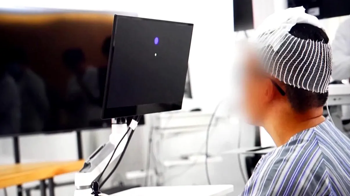Bărbat paralizat își controlează scaunul cu rotile și gadgeturile doar cu mintea, la cinci zile după un implant cerebral în China
