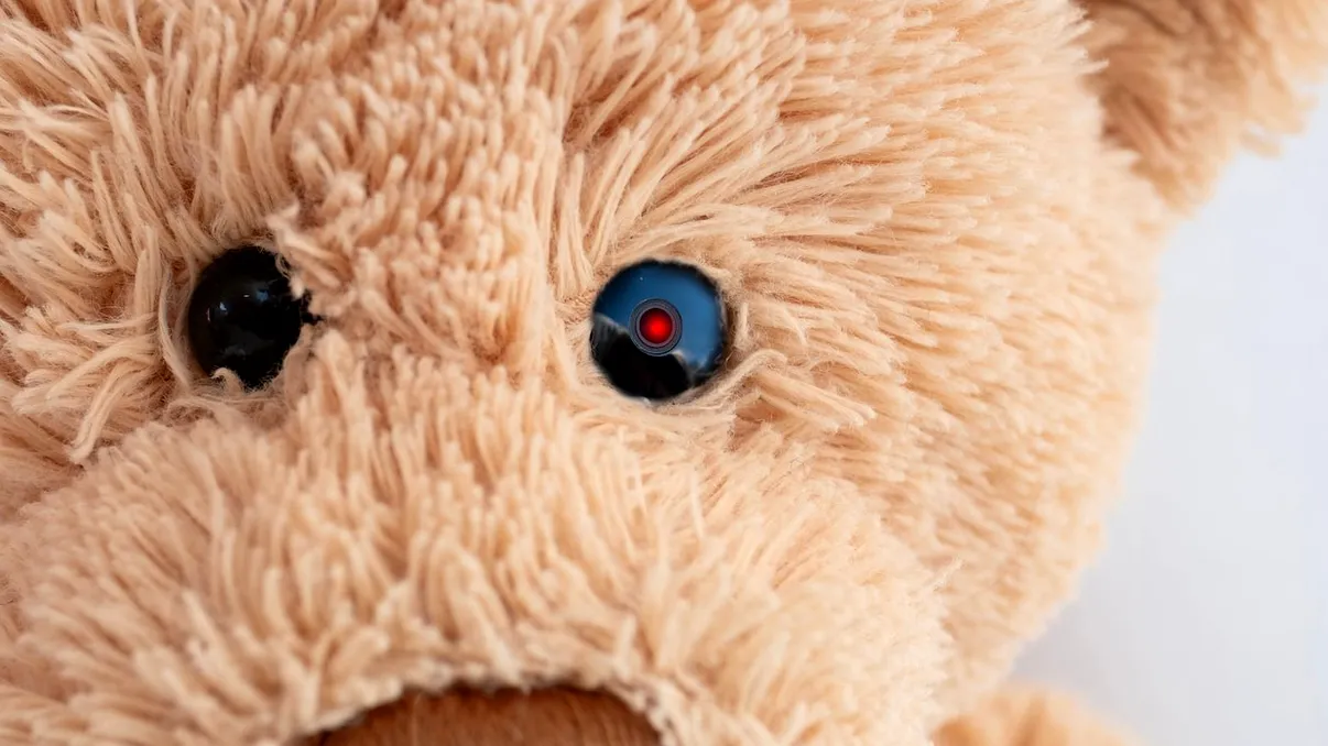 Când inteligența artificială intră în camera copilului: jucăriile „vorbitoare” care dau sfaturi despre chibrituri, cuțite și subiecte interzise