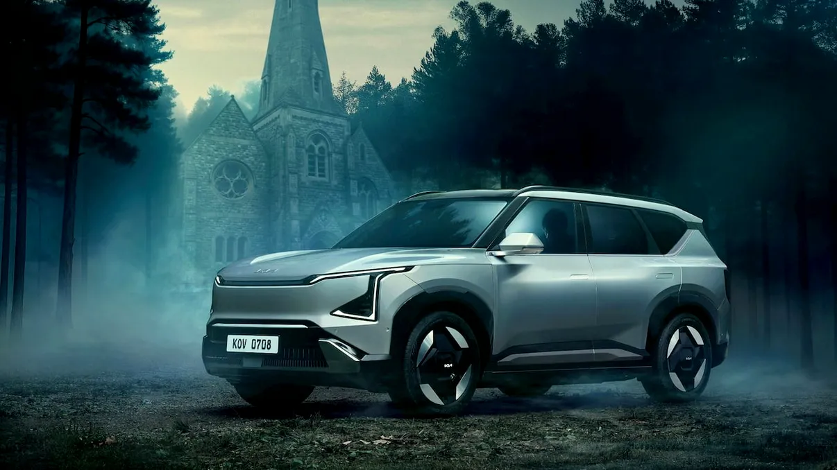 Kia bate palma cu Netflix pentru o reclamă ghidușă la un bolid de top - Kia EV5 x Wake Up Dead Man: A Knives Out Mystery