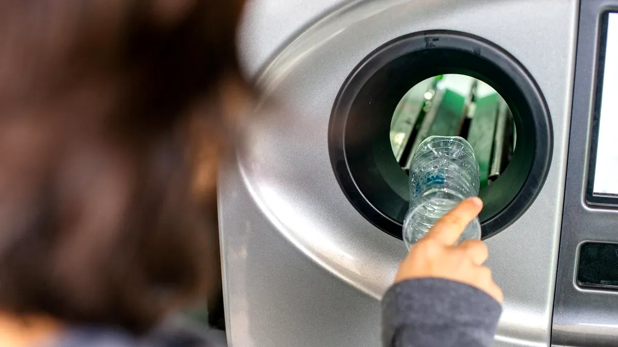 Magazinele care îţi iau ambalajele SGR de acasă. Nu mai pierzi timp să le reciclezi şi primeşti imediat vouchere