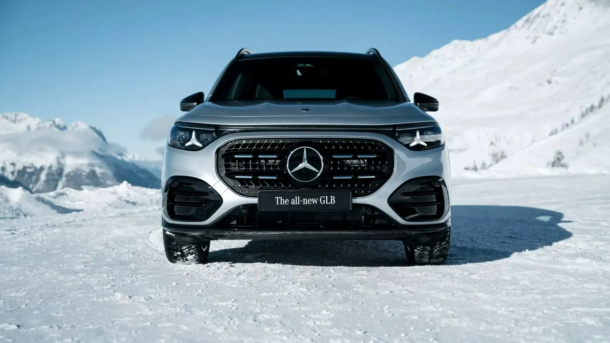 Mercedes GLB 2026 devine full electric și introduce funcții AI: autonomie de până la 630 km