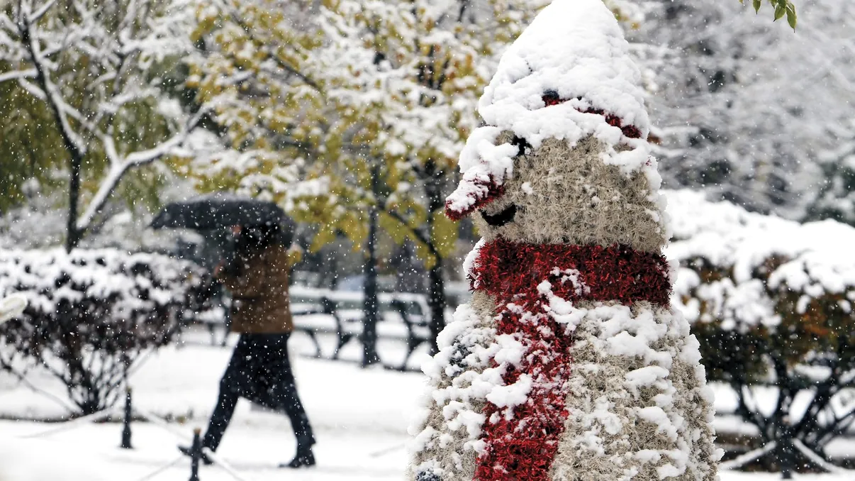 Meteorologii anunţă ninsori în Bucureşti de Crăciun. Zilele în care sunt prognozate precipitaţii