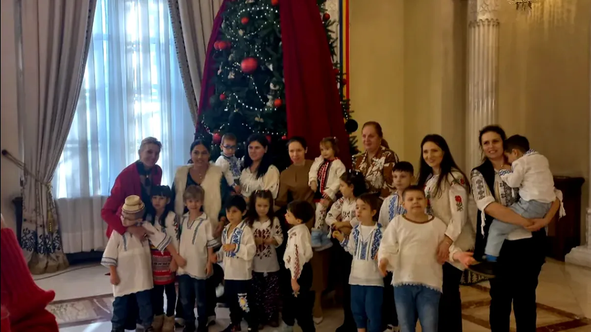 Mirabela Grădinaru, alături de colindători la Palatul Cotroceni. Partenera lui Nicuşor Dan i-a ţinut locul preşedintelui în ultimele zile