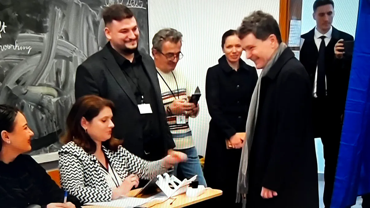 Nicușor Dan a mers la vot alături de Mirabela Grădinaru. Cum au fost primiți de oamenii care așteptau să voteze