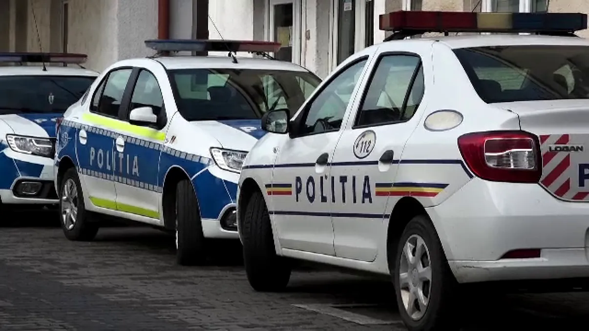 O șoferiță a lovit cu mașina un polițist pe A1. Agentul încerca să oprească un alt autoturism