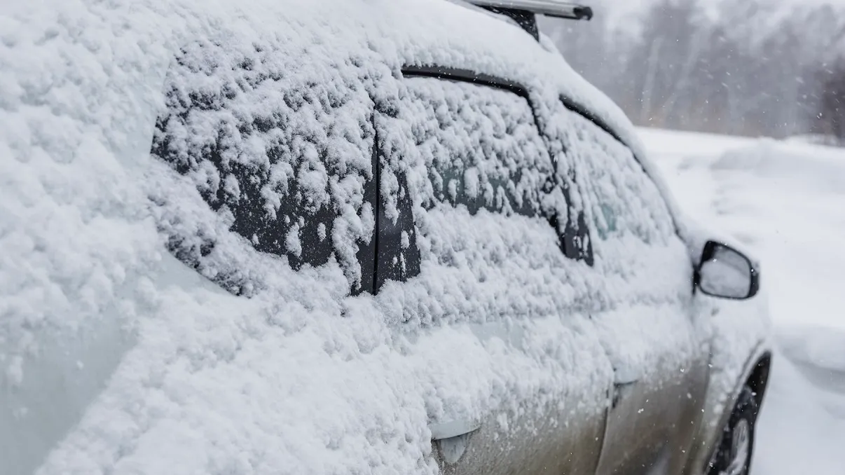 Obiectele pe care nu trebuie să le lași în mașină pe timp de iarnă. Greșeala frecventă a șoferilor