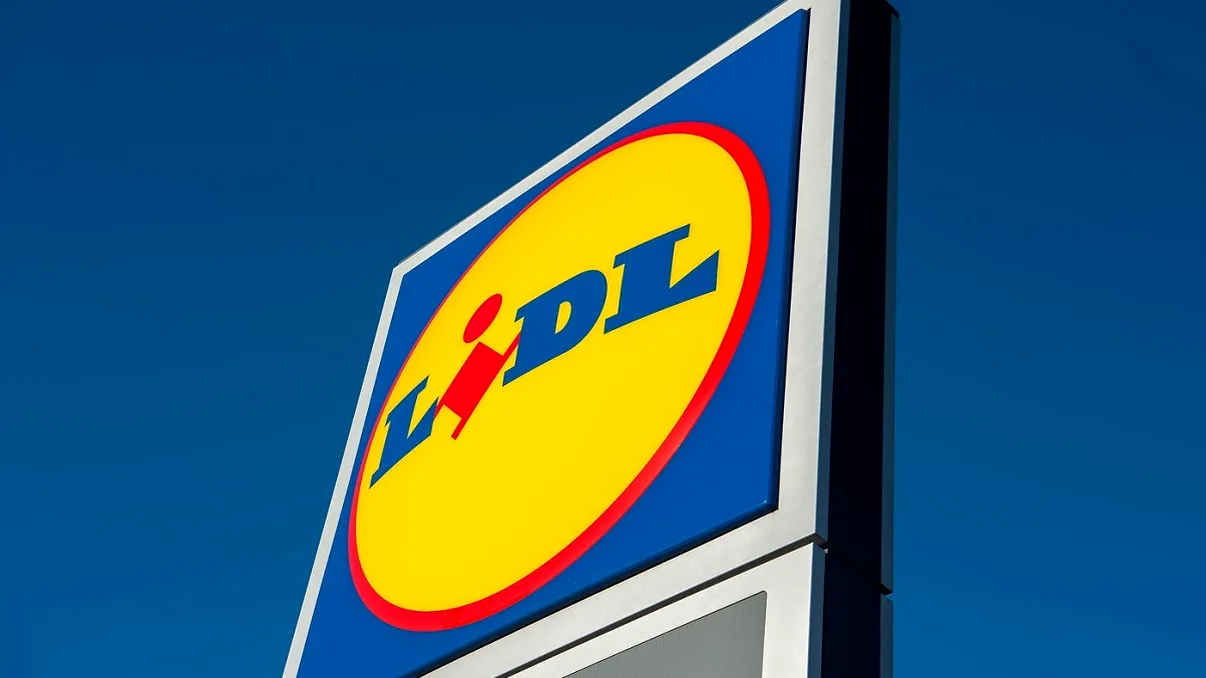 Părinţii fac coadă la Lidl pentru dulciurile reduse cu 50%. Oferta e valabilă până duminică, 21 decembrie