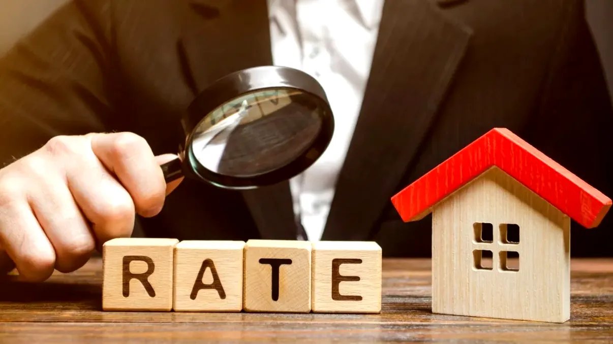 Pentru cine scad ratele la bănci în 2026: românii care vor plăti mai puţini bani