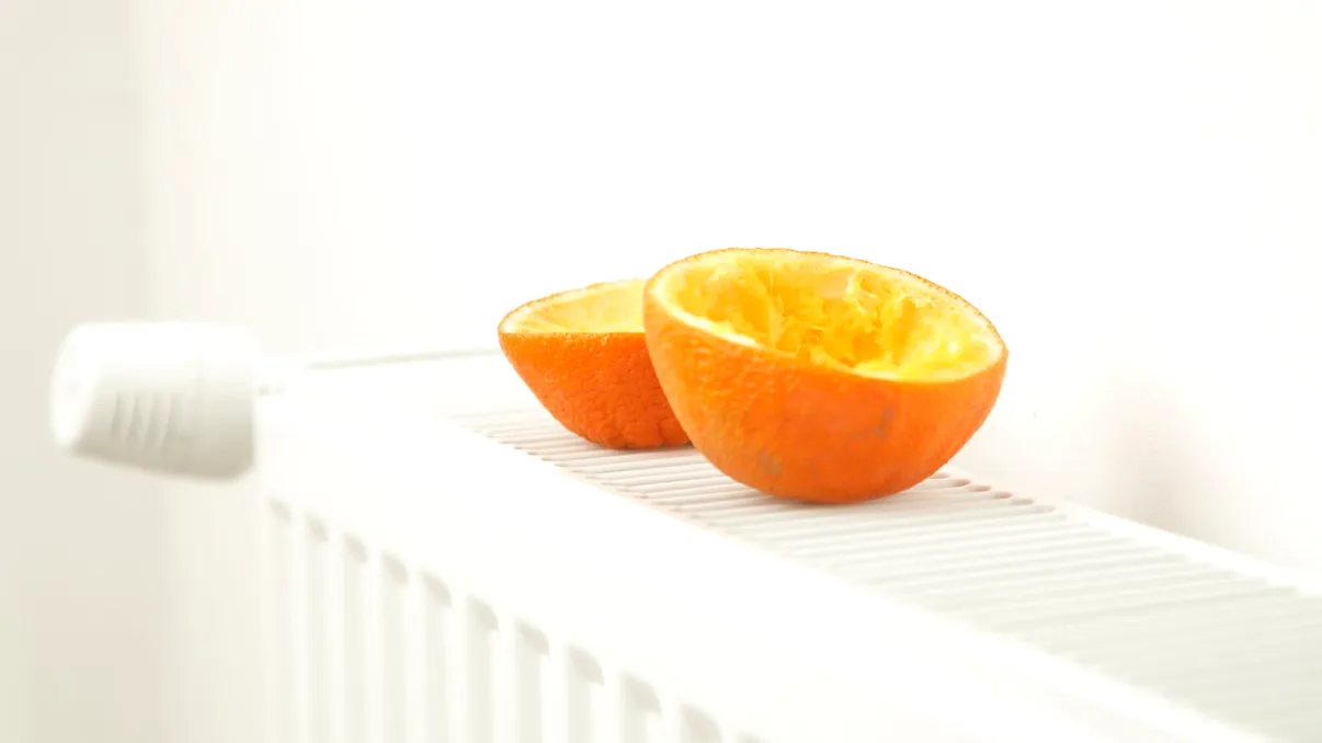 Portocală pe calorifer, un truc devenit viral în acest sezon. De ce pun europenii fructul pe sursa de căldură