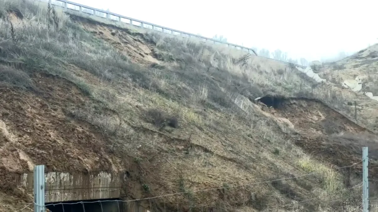 Probleme pe Drumul Expres Craiova–Pitești: alunecări de teren după ploile abundente din ultimele zile