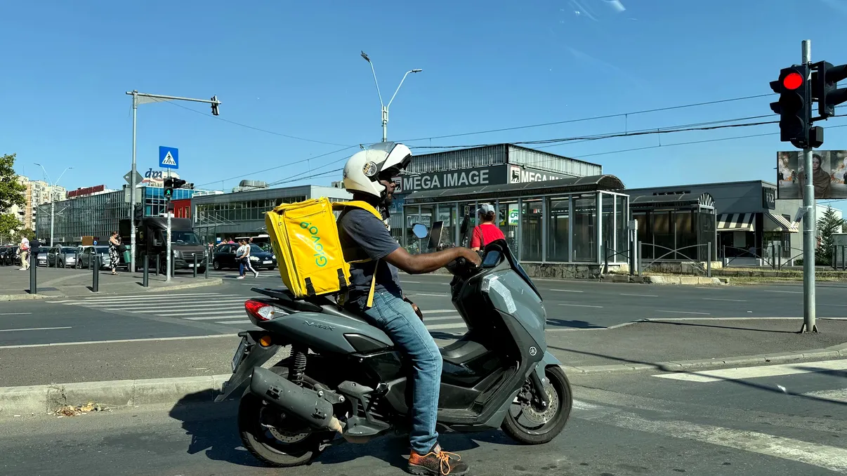 Fără contracte „pe românește” pentru muncitorii asiatici. Guvernul vrea reguli noi prin WorkinRomania, cu obligații pentru agenții și angajatori