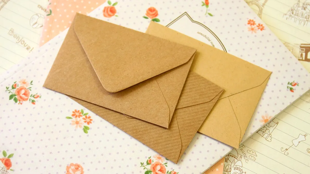 Regula celor trei plicuri ca să rămâi cu bani și după sărbători. Cum o aplici ca să eviți datoriile în ianuarie