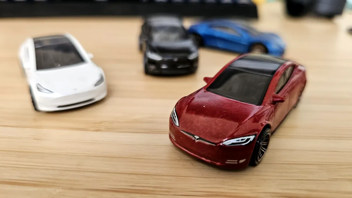 Mașinile Tesla nu vor deveni mai deștepte prea curând. De ce întârzie câțiva ani noile procesoare ale lui Elon Musk