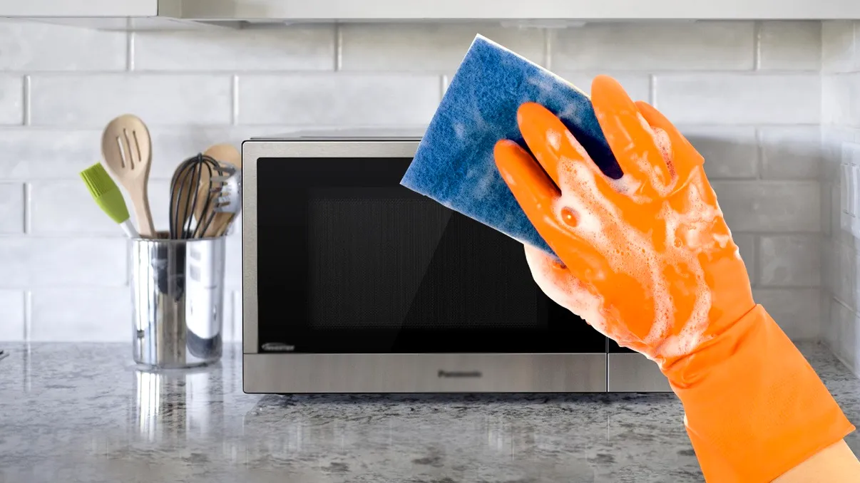 Trucul cu buretele umed în cuptorul cu microunde curăță murdăria mai bine decât orice detergent