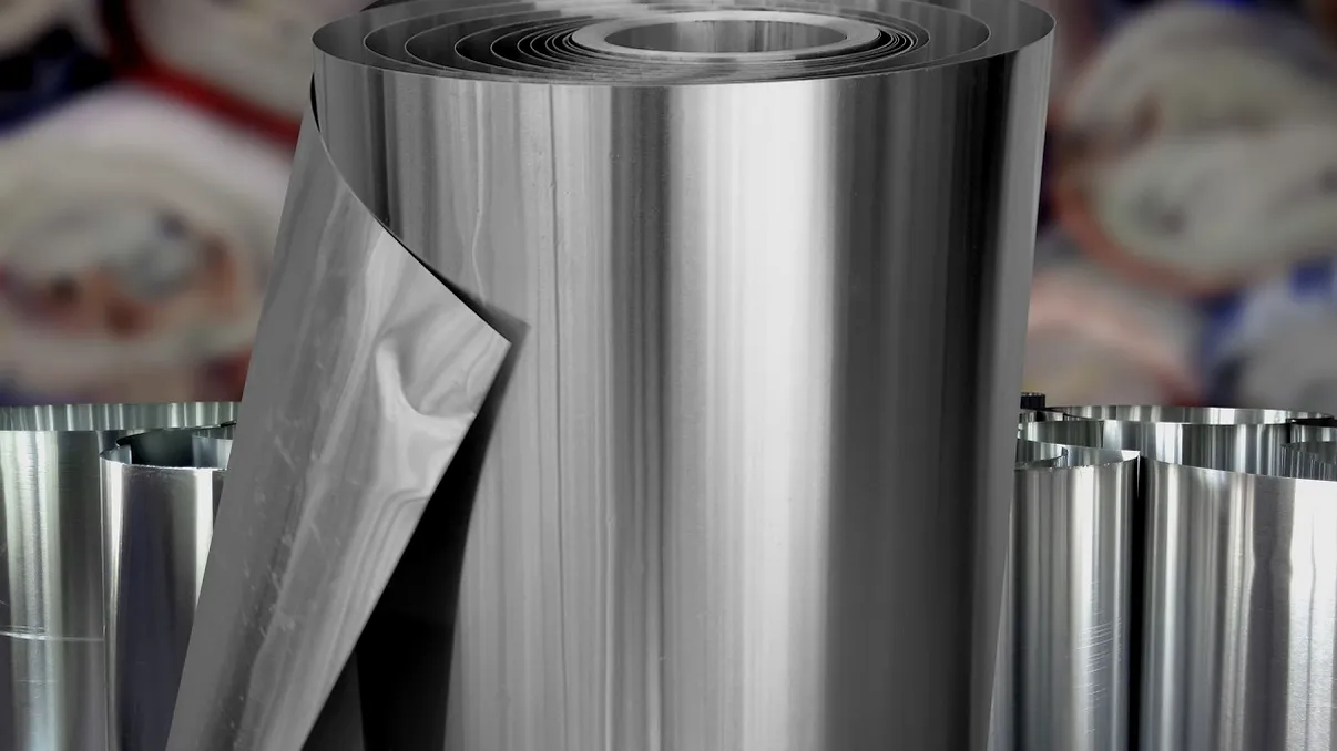 Trucul simplu cu folie de aluminiu care îți arată de unde vine umezeala din casă. Arhitecții îl folosesc mereu