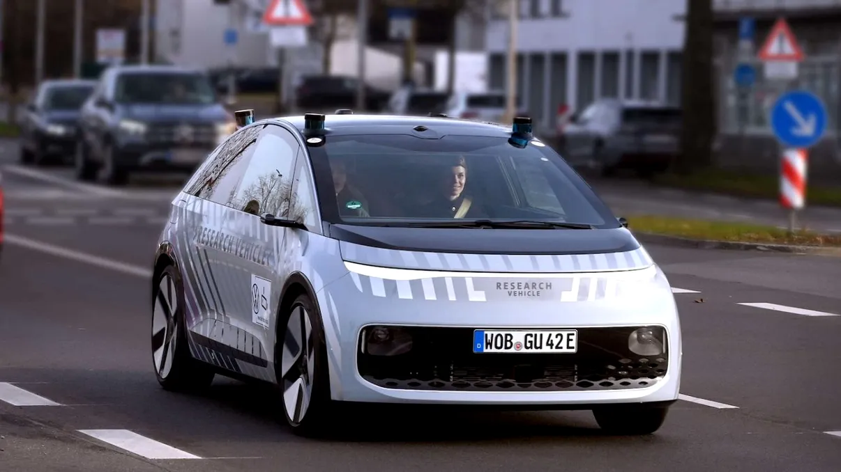 Alternativa la Tesla Robotaxi de la Volkswagen, pe străzile din Germania. Mașina complet autonomă nu are volan și pedale