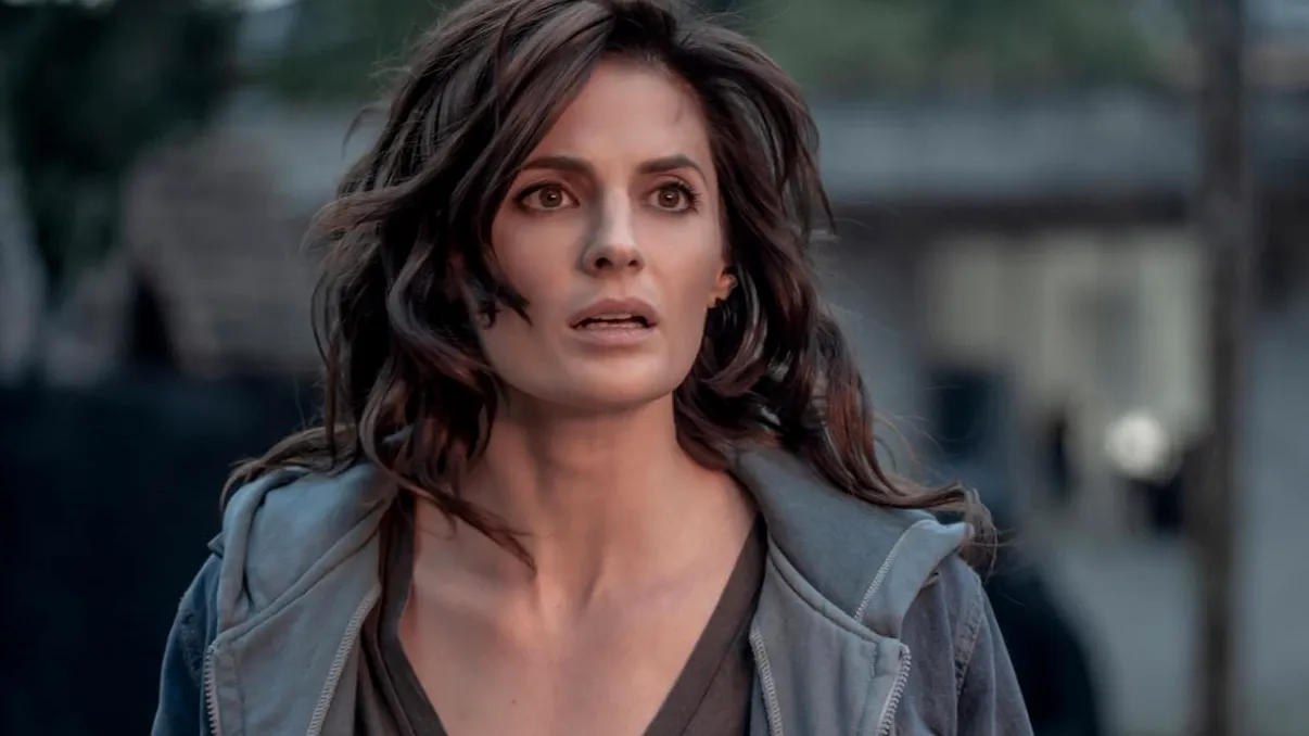 REVIEW Absentia, serialul de pe Netflix care m-a făcut să apăs „încă un episod” fără să clipesc. De ce să faci binging la 3 sezoane dintr-un thriller foarte bun