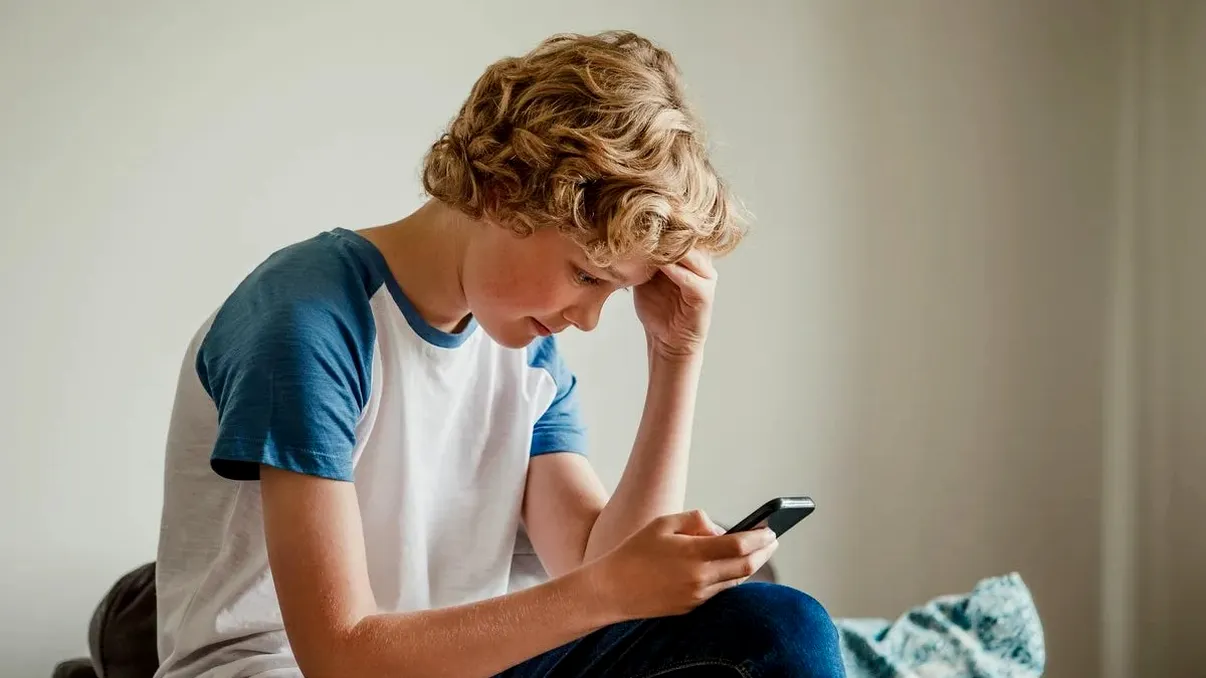 Un sfert dintre adolescenți apelează la chatboturi AI pentru sprijin emoțional: un fenomen care ridică îngrijorări serioase