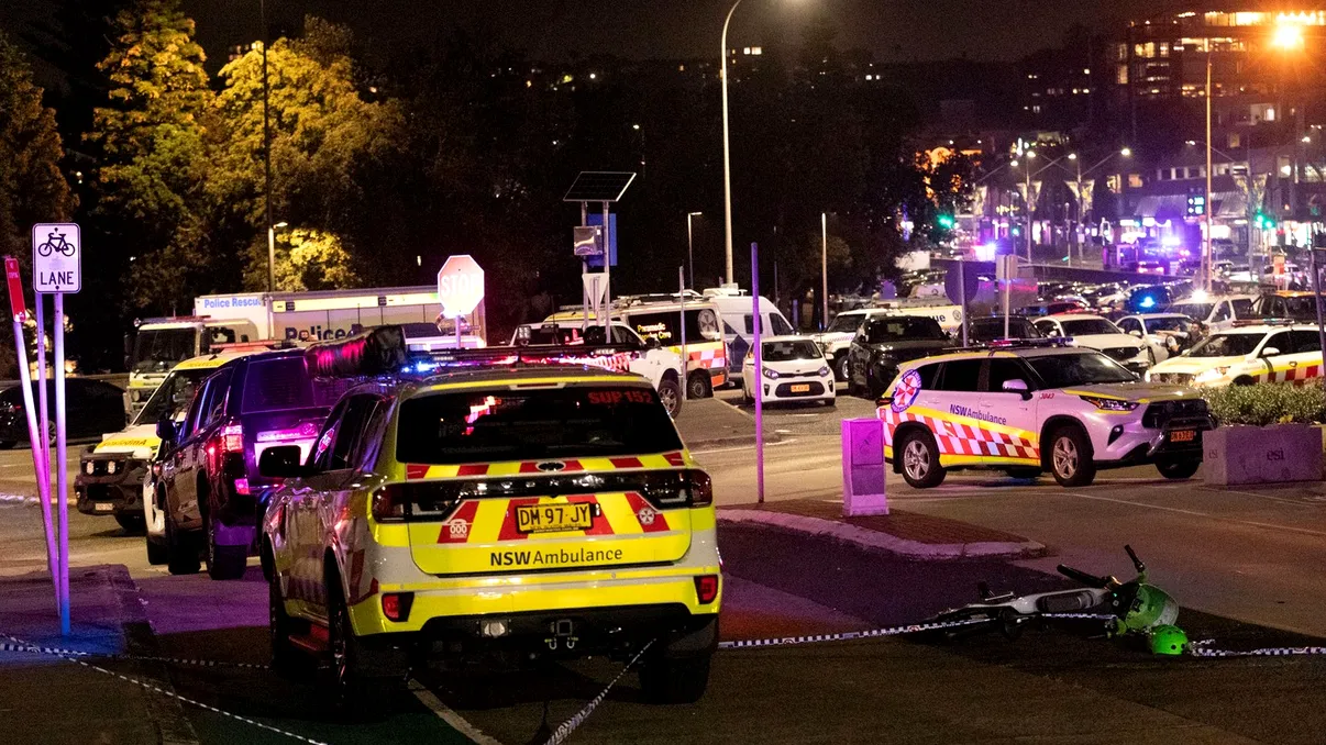 Momentul în care un bărbat îi ia arma unuia dintre atacatorii de pe plaja din Australia, după ce se luptă cu el