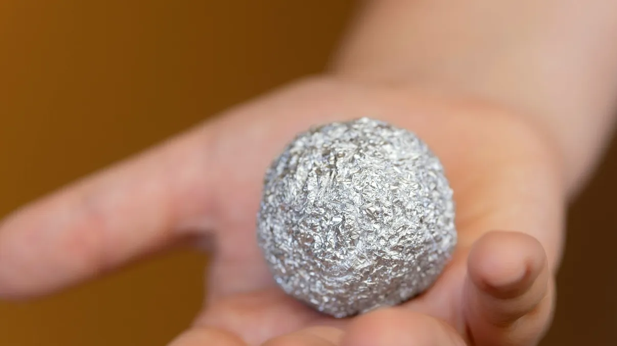 Experții recomandă să pui o bilă de folie de aluminiu pe balcon. Vei scăpa de o problemă veche, mai ales dacă locuieşti într-un oraş mare