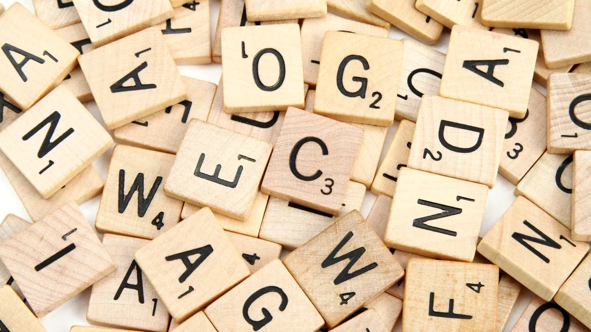 „Rage bait”, desemnat cuvântul anului 2025 de Oxford: semnul unei ere dominate de manipulare emoțională online