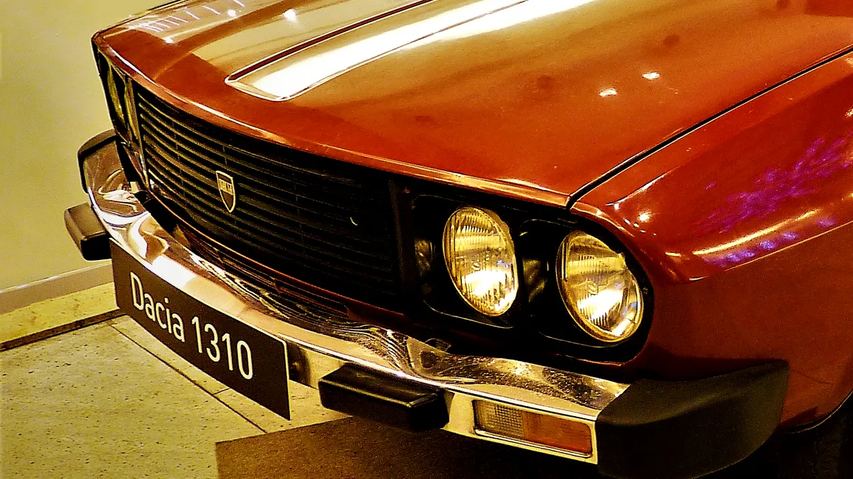 Dacia în cultura pop din România: de la filme și reclame vechi la meme-urile din 2025