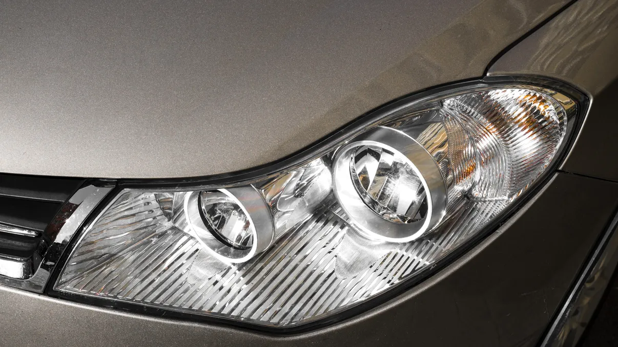 Butonul ascuns în mașini despre care aproape nimeni nu știe, dar care face ca farurile să arate ca noi