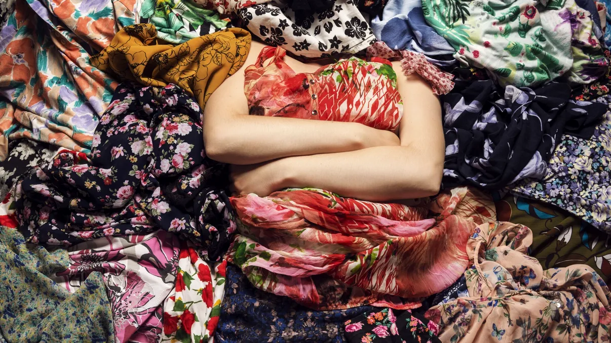 Hainele care îți pot afecta sănătatea: reacțiile alergice ascunse din spatele 