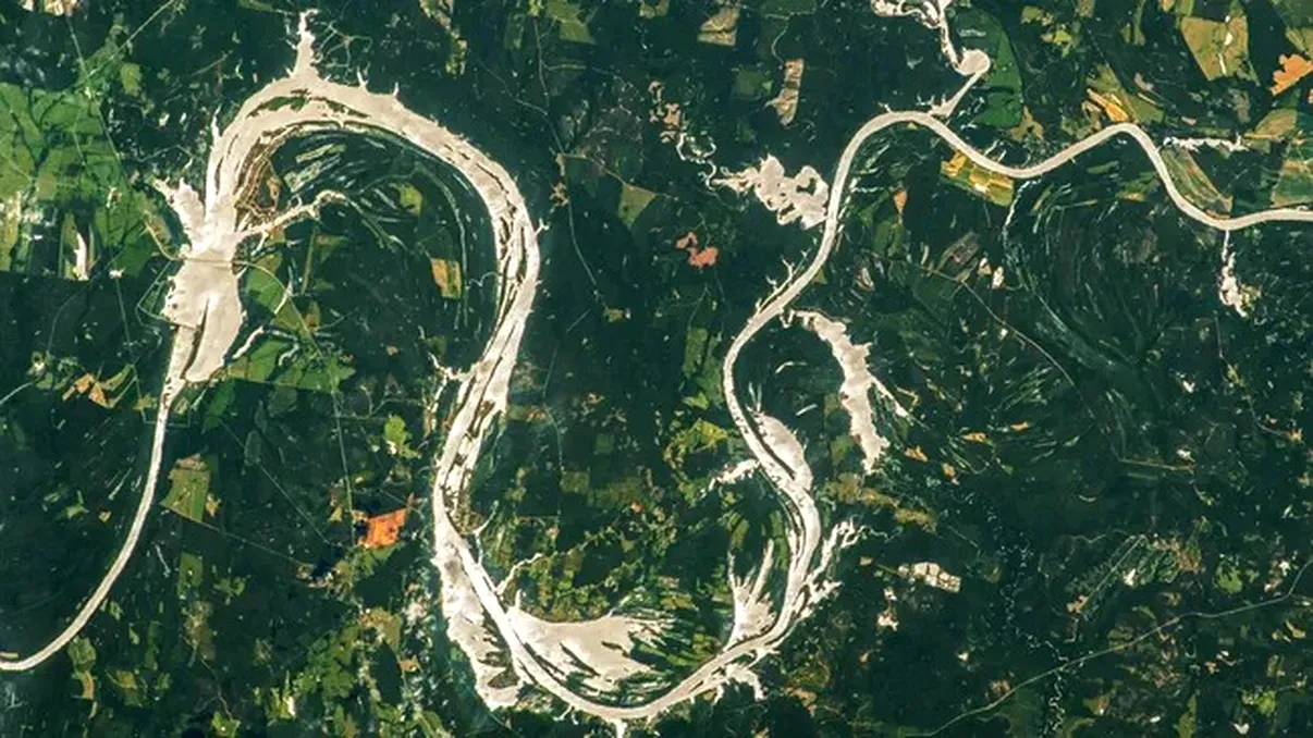 Un fenomen rar face ca râul Alabama să pară un „dragon auriu”, văzut din spațiu. Explicația din spatele efectului optic