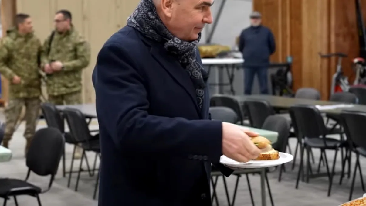 Ilie Bolojan, la popotă cu soldații NATO, la baza de la Câmpia Turzii. Ce a mâncat premierul împreună cu militarii