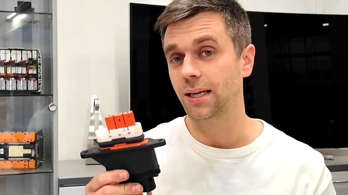 Mecanicul care sfidează regulile producătorilor auto: De ce i se cere să înlocuiască, nu să repare, componentele mașinilor electrice