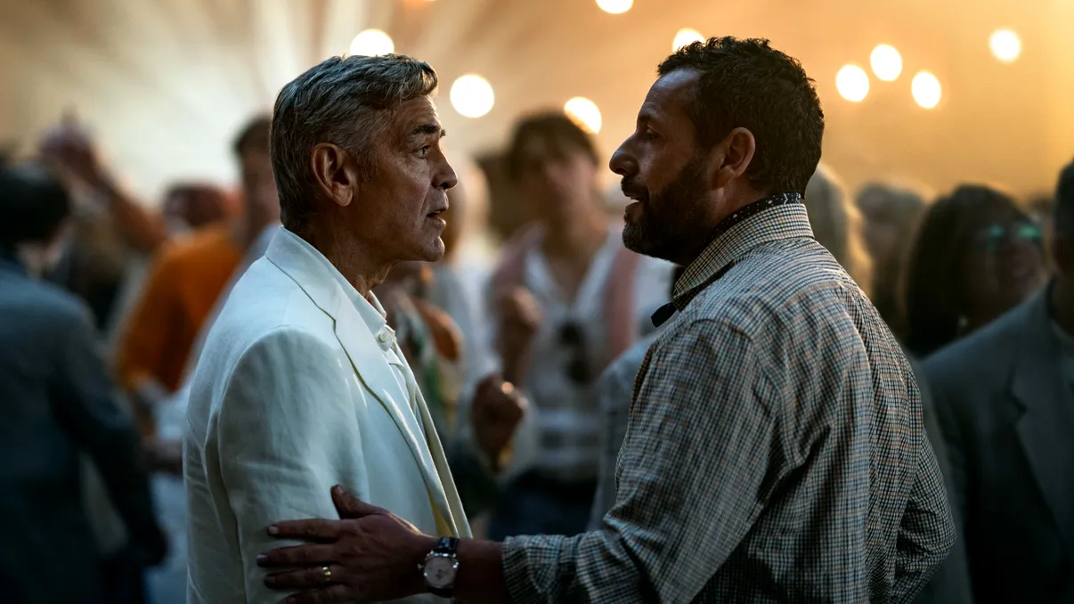George Clooney și Adam Sandler revin în prim-plan în filmul de pe Netflix „Jay Kelly”, o comedie-dramă surprinzătoare