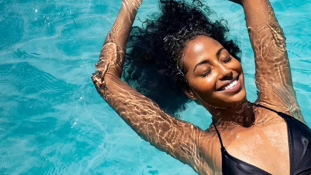 Un studiu major demontează mitul „oaselor grele”: oamenii de origine africană, caraibiană și asiatică pot pluti