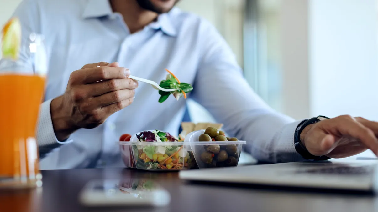 Pauza de masă pentru tura de 12 ore. Câte pauze ai dreptul să ceri legal