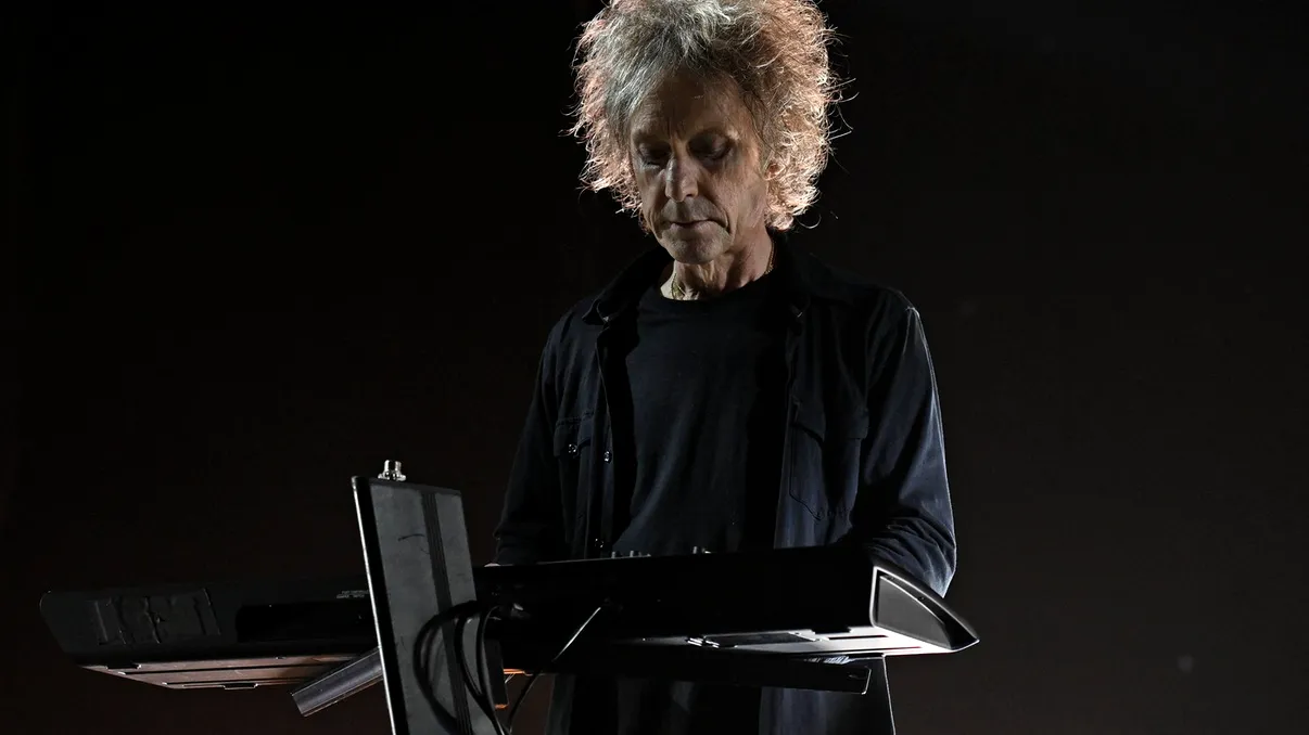 Pierdere uriașă pentru muzica rock: Perry Bamonte, claviaturist și chitarist al trupei The Cure, a murit la 65 de ani, chiar în ziua de Crăciun