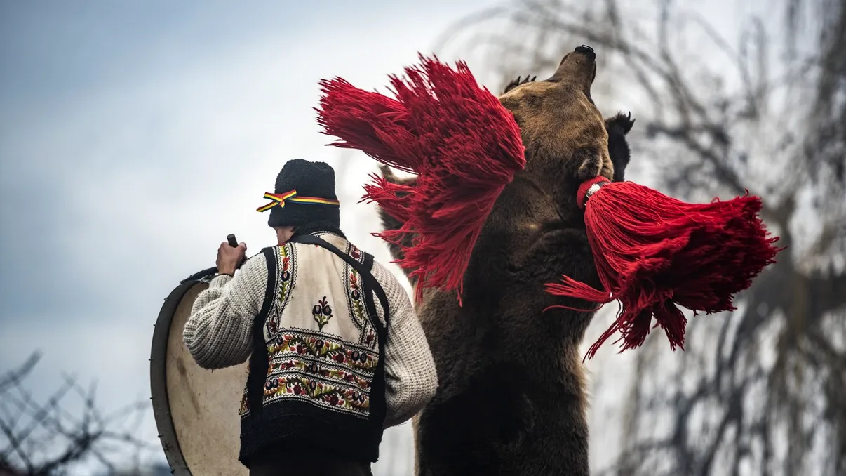 Când se merge cu Pluguşorul, Capra şi Ursul, în funcţie de zonă. Cele mai frumoase tradiţii româneşti de Anul Nou
