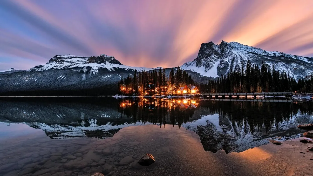 Cum obții reflexii controlate în fotografie: polarizator circular, unghiuri și perdele de lumină