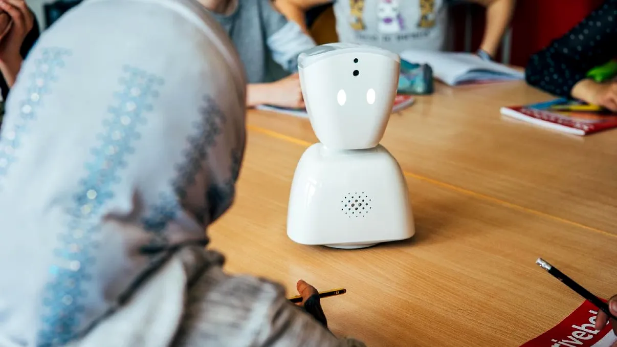 Robotul care reduce singurătatea copiilor bolnavi: Soluția dezvoltată de o companie pentru acces la educație