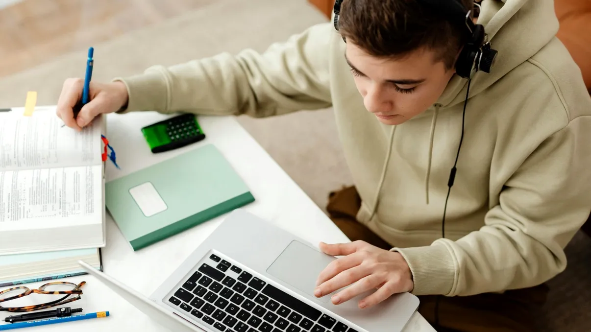 Profesorii revin la examenele orale ca să reducă trișatul cu AI