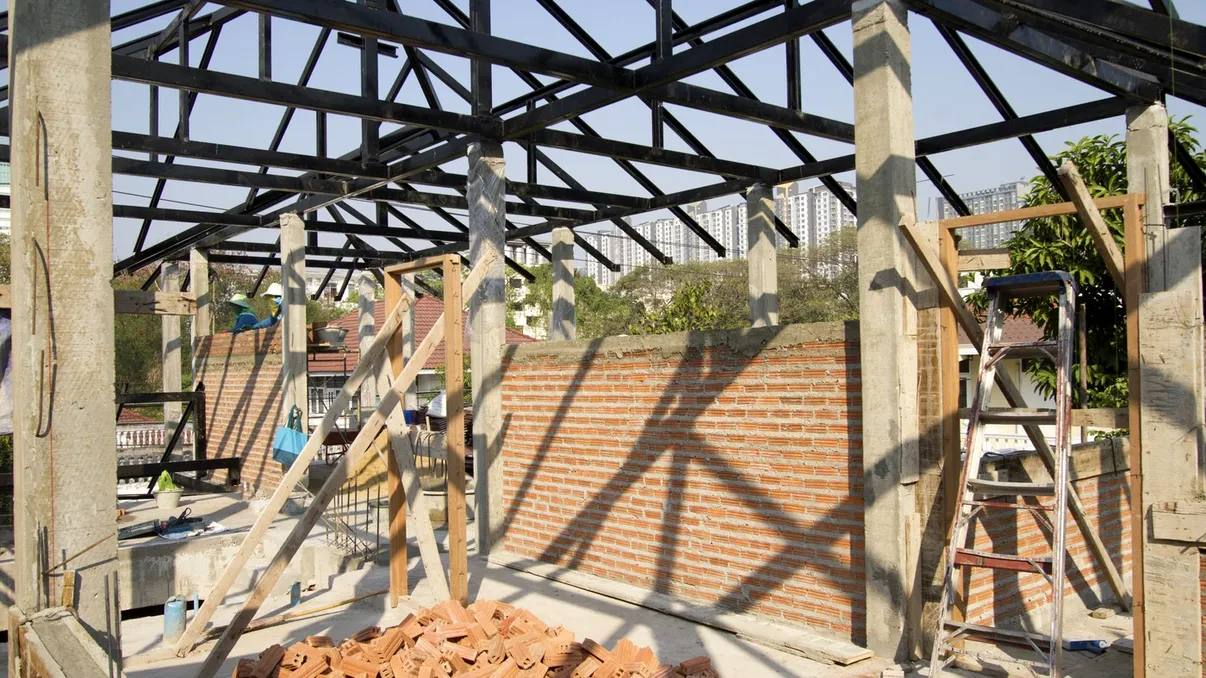 Taxa de carbon. Ce este şi cât vor plăti românii care îşi construiesc case în 2026