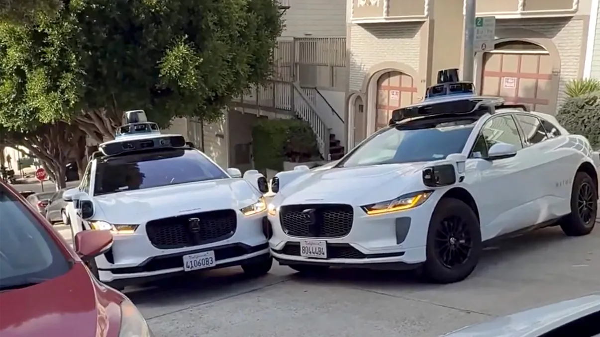 Trei taxiuri autonome Waymo blocate pe o stradă au demonstrat din nou limitele tehnologiei