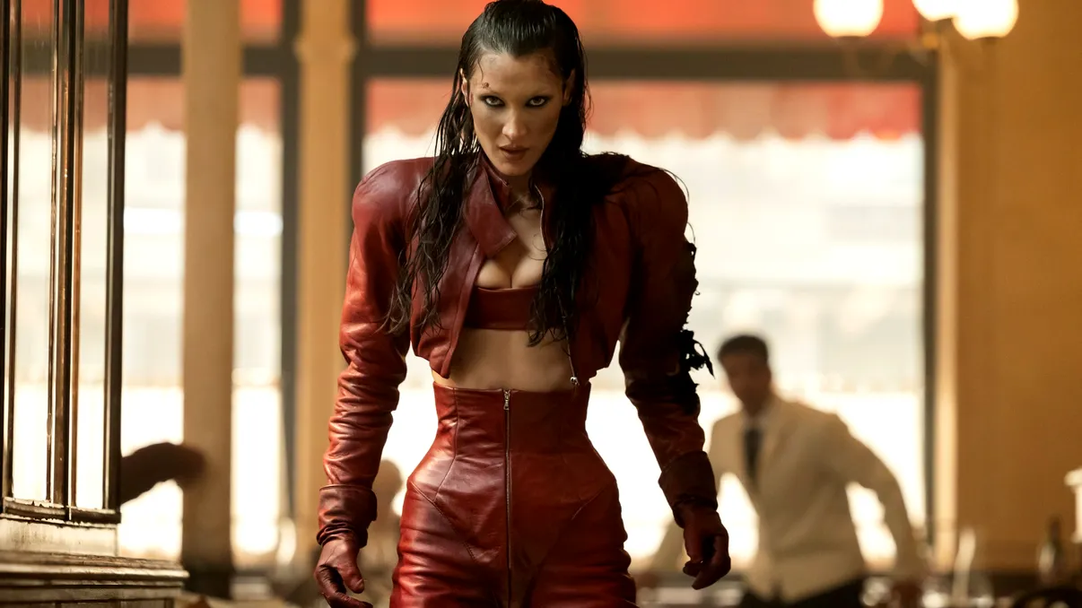 Disney+ aduce un nou thriller semnat Ryan Murphy: „Frumusețea”, un serial care transformă moda într-un coșmar global. Când poți vedea 