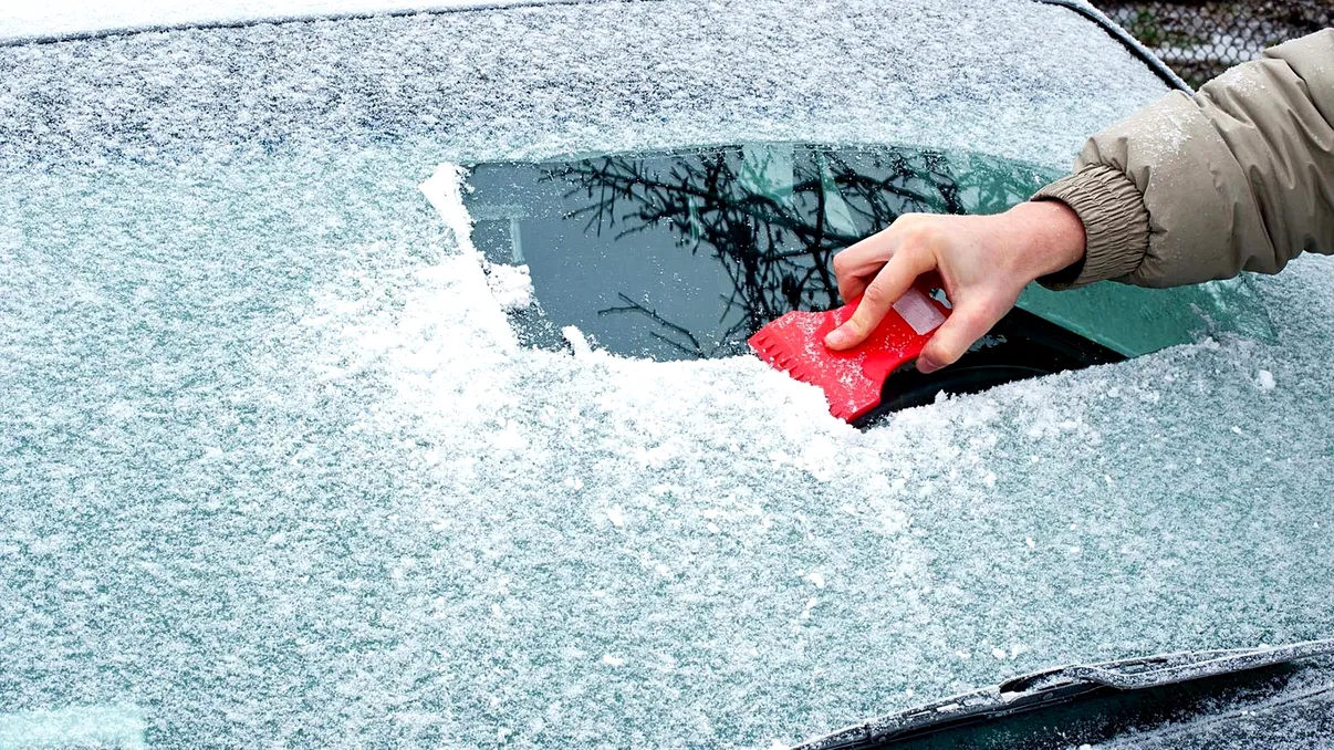 Soluții simple care te ajută să dezgheți parbrizul fără bătăi de cap