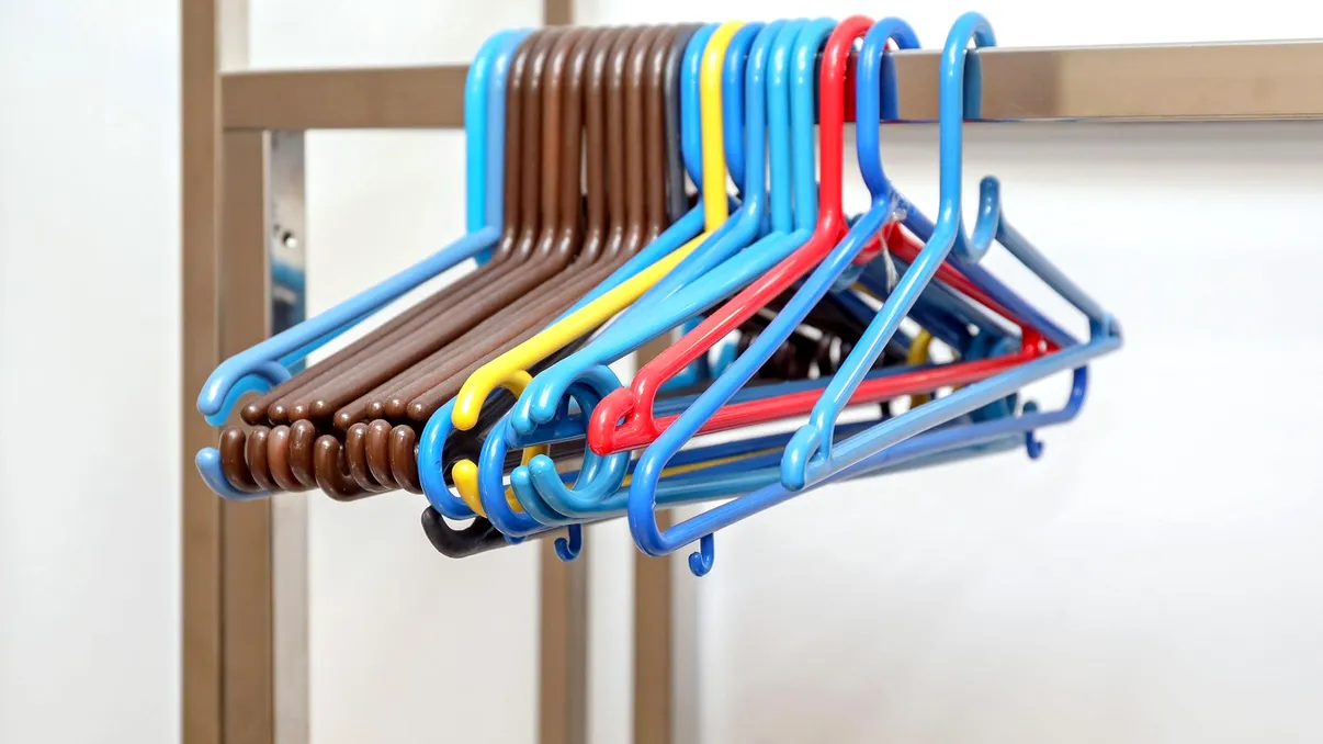 La ce folosesc micile cârlige de pe umeraşe: nu sunt doar pentru a agăţa hainele