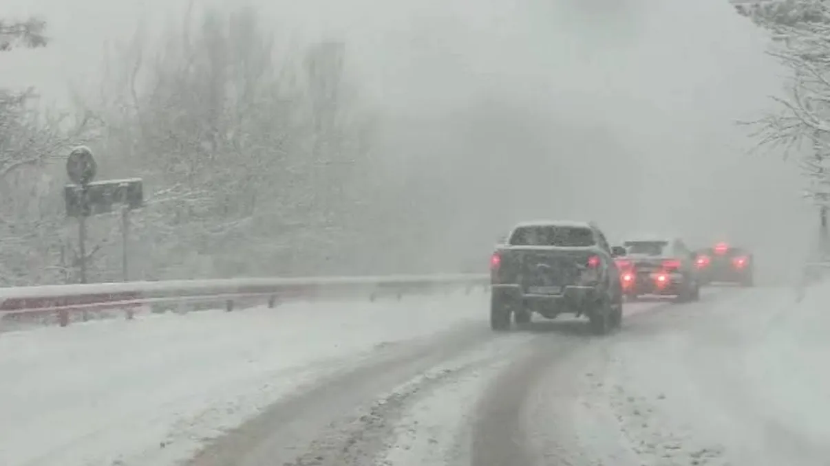 Starea drumurilor din România. Mai multe porţiuni închise, se circulă în condiţii de iarnă pe zeci de şosele. Update